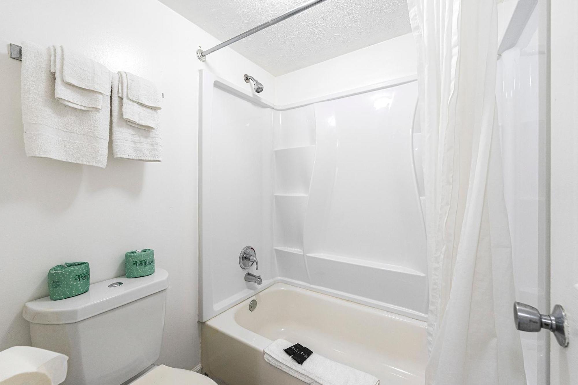 Budgetel Inn And Suites Lodge West Экстерьер фото