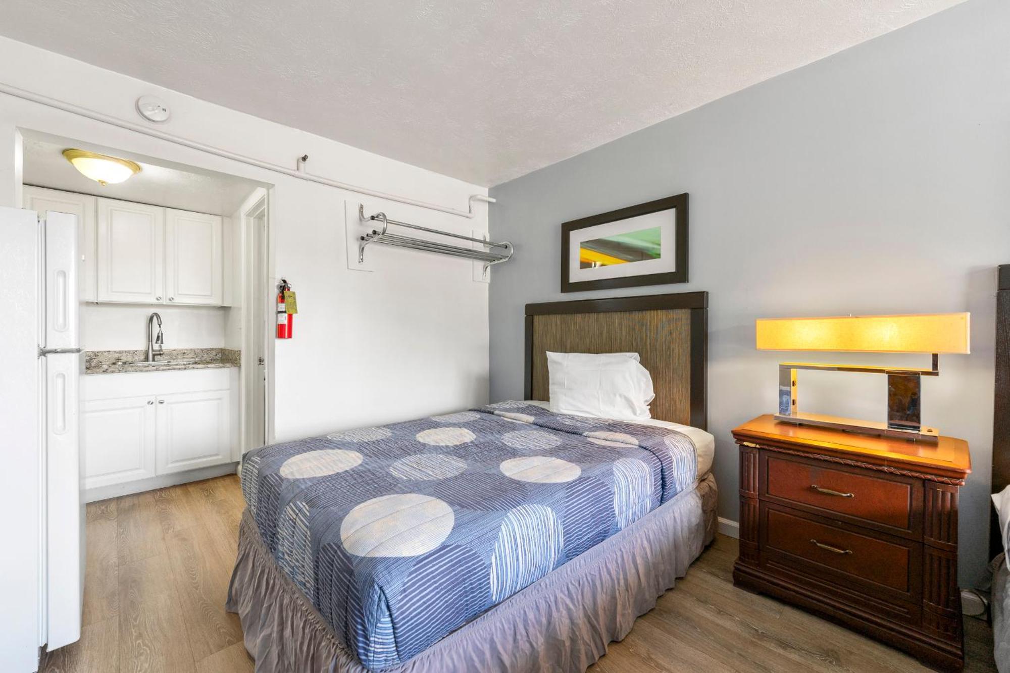Budgetel Inn And Suites Lodge West Экстерьер фото